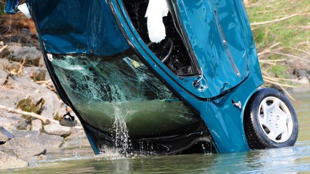 Auto stürzte in Donau: Wrack geborgen