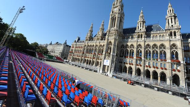 Blick auf das Wiener Rathaus mit Tribünen im Vordergrund.