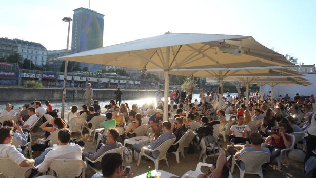 Die Sonne scheint – und die Lokale am Donaukanal sind wieder gefüllt. In Bälde soll es beim Tel Aviv Beach große Ventilatoren geben, die die Gäste an heißen Tagen abkühlen.