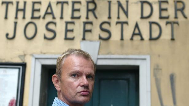 Ein Mann steht vor dem Theater in der Josefstadt.