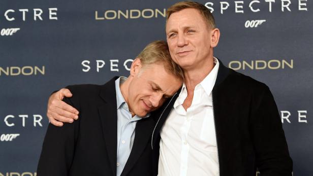 Daniel Craig und Christoph Waltz posieren bei der Premiere von „Spectre“ in London.