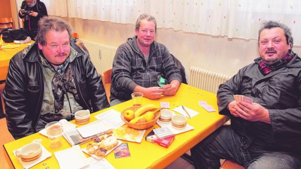 Michael, Manfred und Lubomir kommen jeden Montag in die Wärmestube in der Einsiedlergasse; meistens spielen sie dann auch Karten