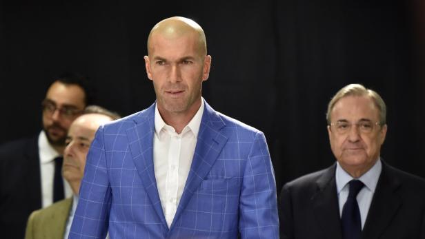 Er geht voraus: ZInedine Zidane, flankiert von Real-Präsident Perez.