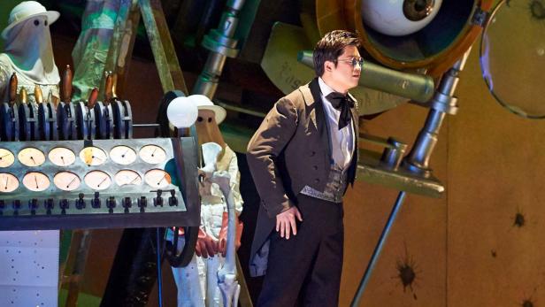 Yosep Kang als Hoffmann in der Wiener Staatsoper