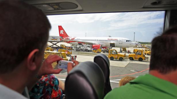 Handy-Kameras und Fotoapparate waren im Dauereinsatz, während laufend Flugzeuge starteten und landeten. Bis zu 750 sind es in Schwechat pro Tag.