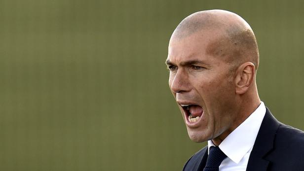 Zinedine Zidane ruft Anweisungen während eines Spiels.