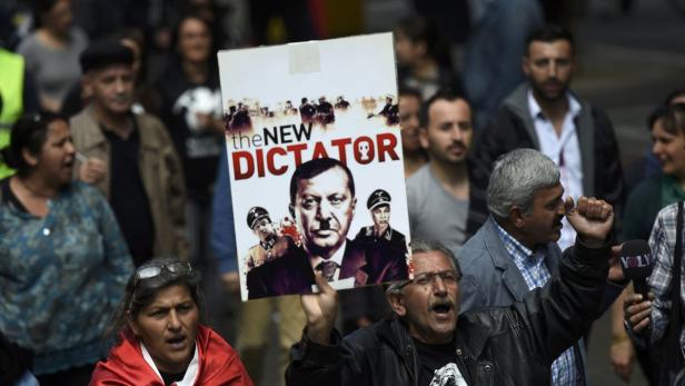 Etwa 30.000 Türken protestierten in Köln gegen den Auftritt des türkischen Premiers Tayyip Erdogan.
