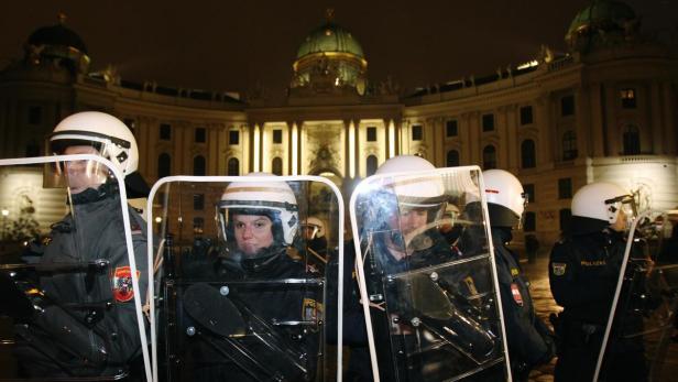2000 Beamte sicherten den von der FPÖ ausgerichteten Ball: In der Innenstadt eskalierte die Situation. Es entstand hoher Sachschaden.