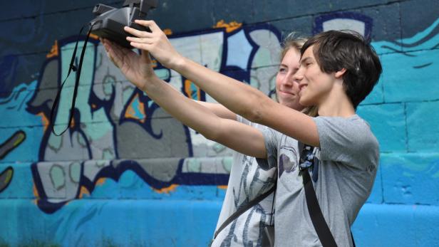 Vom Naschmarkt über das Semperdepot zu den Graffiti am Donaukanal. Ein Selfie mit der Polaroid muss auch sein.