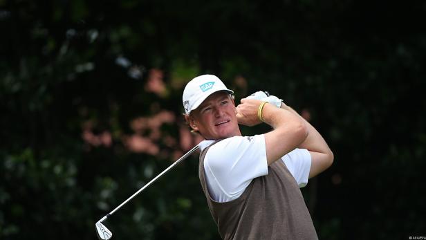 Ein Golfspieler schwingt seinen Schläger auf einem Golfplatz.