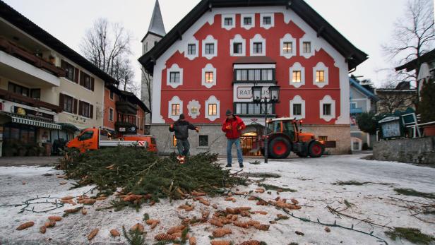 Gefällter Weihnachtsbaum in Saalfelden: Aufräumarbeiten nach dem Vandalenakt