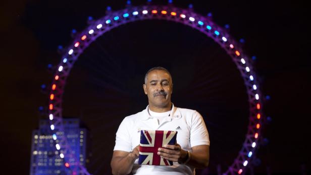 Der britische Doppelolympiasieger im Zehnkampf, Daley Thompson, eröffnet die erste Social-Media-Lichtshow der Welt am London Eye.