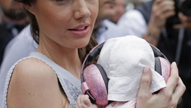 Wie schützt die Tochter des Formel-1-Bosses ihr Kind vom Motorenlärm? Mit stylischen Kopfhörern, die vermutlich den Wert eines Normalo-Gebrauchtwagens haben, oder Frau Tamara Ecclestone?