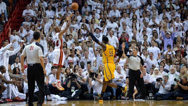 Basketballspieler Allen springt, um den Ball vor Hibbert abzufangen.