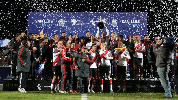 Die Fußballmannschaft River Plate feiert einen Pokalsieg mit Konfettiregen.