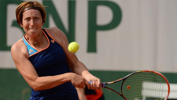 Eine Tennisspielerin schlägt einen Ball während eines Matches.