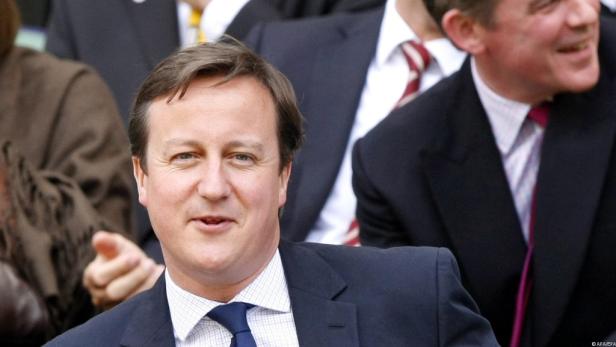 David Cameron bei einer Veranstaltung mit anderen Personen.