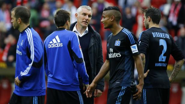 Der Trainer des Hamburger SV spricht mit einigen seiner Spieler.