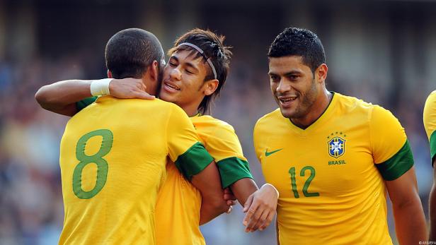 Brasilianische Fußballspieler umarmen sich in ihren gelben Trikots.