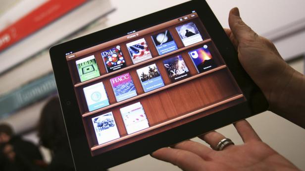 Ein iPad zeigt die iTunes U-App mit verschiedenen Kursen.