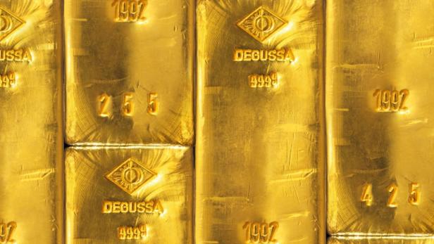 Mehrere Goldbarren der Marke Degussa mit der Reinheit 9999.