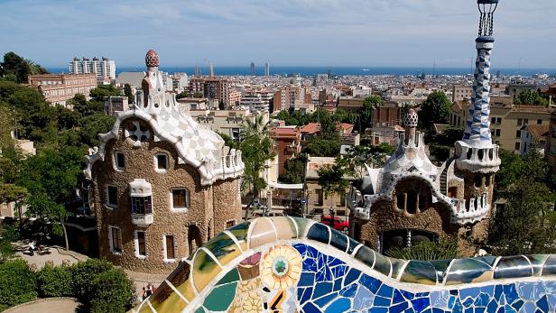 Blick über den Park Güell in Barcelona auf die Stadt.