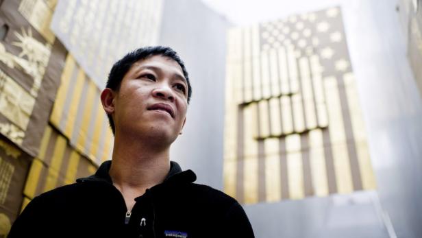 Der aus Vietnam stammende dänische Künstler Danh Vo ist bekannt für Blattgold-Pappe-Arbeiten