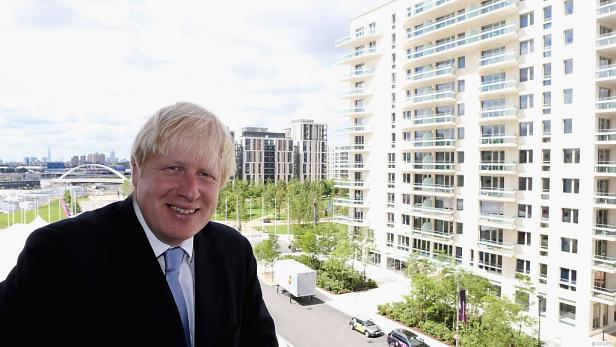 Boris Johnson vor einer modernen Wohnanlage in London.