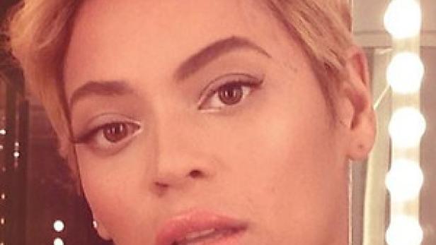Nahaufnahme von Beyoncé mit kurzem, blondem Haar.