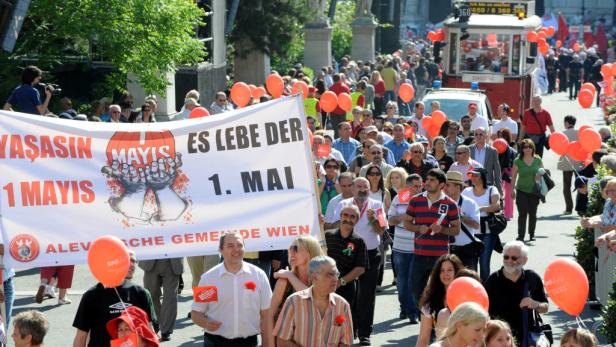 Daher, so Faymann, brauche es eine starke Sozialdemokratie. In Österreich gebe es zwar die höchste Beschäftigung seit 1945 und eine geringe Jugendarbeitslosigkeit, die Sozialdemokratie sei jedoch eine europäische Bewegung.