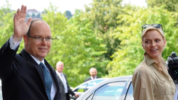 Fürst Albert II. und Charlène von Monaco bei einem öffentlichen Auftritt.