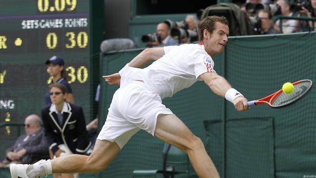 Andy Murray spielt Tennis bei einem Turnier in Wimbledon.