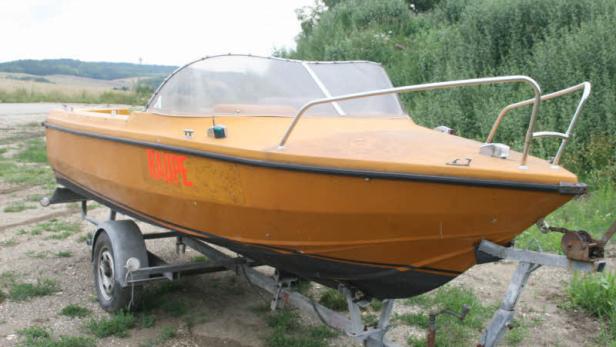 Motorboot am Buschberg gestrandet