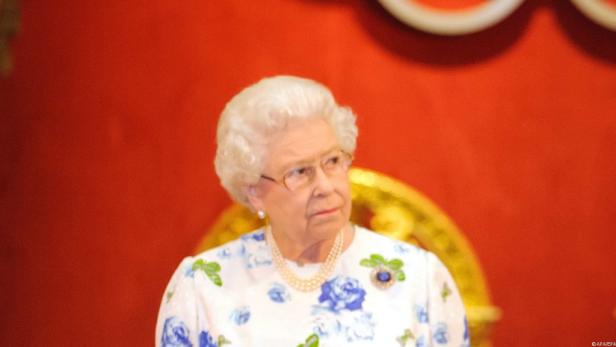 Königin Elisabeth II. mit einem Kleid mit Blumenmuster und einer Perlenkette.