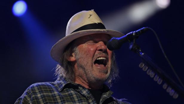 Neil Young beschrieb &quot;Americana&quot; Werk auf dem Slamdance Film Festival kürzlich folgendermaßen: &quot;Ein sehr junger Kinderchor spielt da zusammen mit Crazy Horse.&quot; Und: &quot;Einige der Songs kennen wir alle noch aus dem Kindergarten, aber Crazy Horse haben sie so umarrangiert, dass sie nun zu uns gehören.&quot;