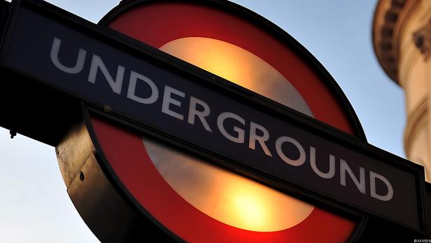Ein Schild der Londoner U-Bahn mit der Aufschrift „Underground“.