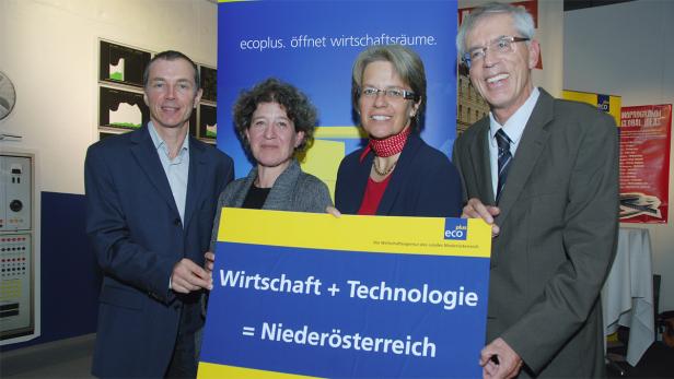 Drei Personen halten ein Schild mit der Aufschrift „Wirtschaft + Technologie = Niederösterreich“.