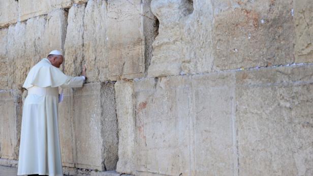 Papst Franziskus betet an der Klagemauer in Jerusalem.