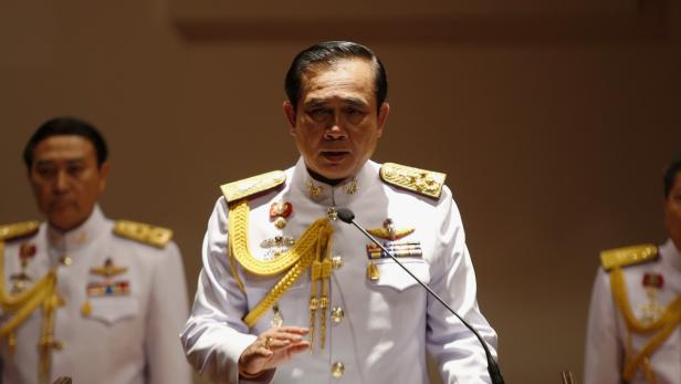 Prayut Chan-o-cha hält eine Rede in Uniform.