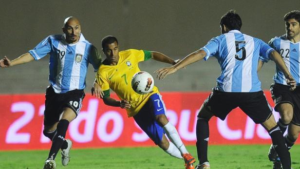 Ein brasilianischer Fußballspieler dribbelt den Ball, umgeben von argentinischen Gegenspielern.
