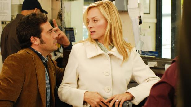 Uma Thurman in einer Szene mit einem Mann in einem Gespräch vertieft.