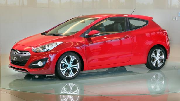 Ein roter Hyundai i30 steht auf einer Drehscheibe.