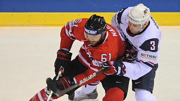 Zwei Eishockeyspieler kämpfen um den Puck auf dem Eis.
