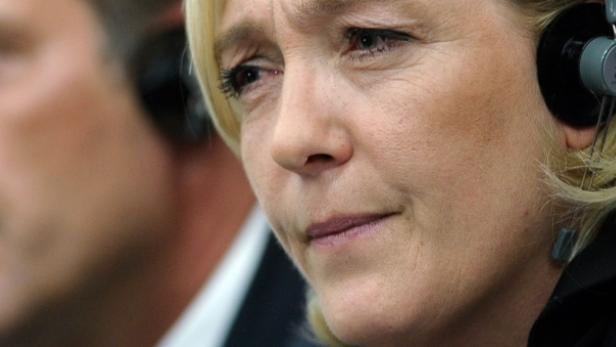 Marine Le Pen mit Kopfhörern während einer Veranstaltung.