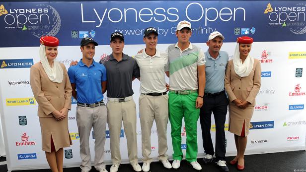 Eine Gruppe von Golfern und Flugbegleiterinnen posiert für ein Foto beim Lyoness Open Turnier.