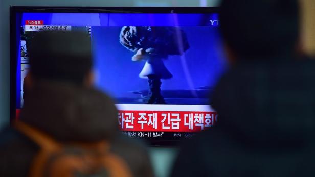 Menschen sehen im nordkoreanischen Staats-TV den Wasserstoffbombentest.