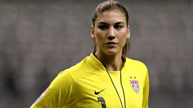 Hope Solo, Torhüterin der US-amerikanischen Frauenfußballnationalmannschaft, in gelbem Trikot.