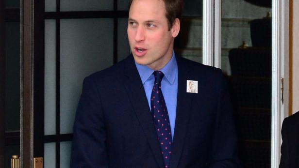 Prinz William trägt einen Anzug mit Krawatte und ein Abzeichen.