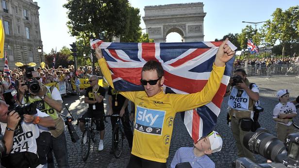 Bradley Wiggins feiert seinen Sieg bei der Tour de France mit der britischen Flagge vor dem Arc de Triomphe.