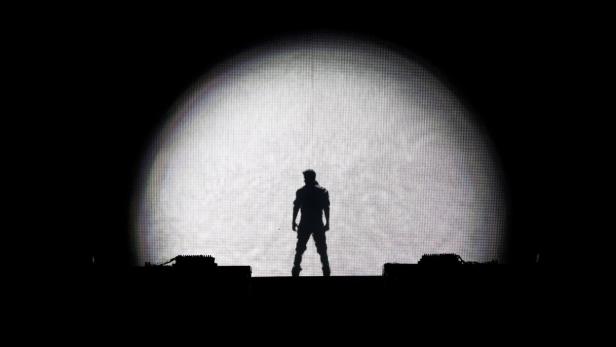 ARCHIV - Der kanadische Popstar Justin Bieber steht am 11.03.2013 in Lissabon auf der Bühne. Finanziell sind Musiker wohl immer stärker auf Konzerteinnahmen angewiesen. Für viele Stars bedeutet das: mehr Konzerte, teilweise auch auf Kosten der Gesundheit. Foto: Jose Sena Goulao/dpa (zu dpa-Korr. &quot;Wenn die Show nicht mehr weitergehen kann: Stress macht Stars krank&quot; vom 15.03.2013) +++(c) dpa - Bildfunk+++